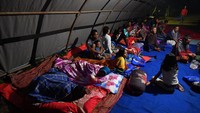 Sejumlah warga beristirahat di tenda pengungsian yang dibangun di Desa Kali Uling, Lumajang, Jawa Timur, Sabtu (10/4/2021) malam.