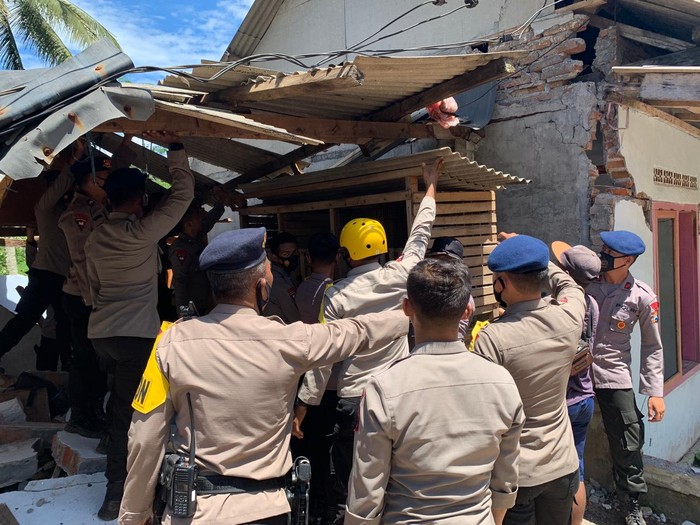 Brimob Polda Jatim Beri Trauma Healing Korban Gempa Malang di Lumajang