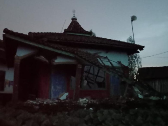 Dampak gempa berkekuatan 6.1 SR berpusat di wilayah pesisir selatan Malang, 14 rumah, 1 gudang sayur mayur dan 3 musala rusak di 3 kecamatan di Kabupaten Probolinggo