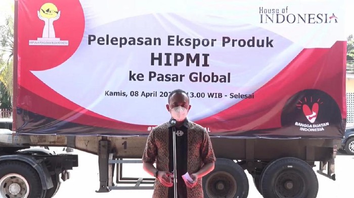 Kesibukan pelayanan bongkar muat di dermaga peti kemas ekspor impor (ocean going) milik PT Pelabuhan Indonesia (Pelindo) II dipastikan tetap berjalan maksimal di tengah persiapan menyambut kunjungan Ratu Kerajaan Denmark Margrethe II bersama suaminya, Prince Henrik , Jakarta, Kamis (15/10/2015). Ratu Margrethe II dan Price Henrik akan berkunjung ke lokasi ini pada pekan depan, Kamis (22/10). Seperti diketahui Maersk Line, salah satu perusahaan pelayaran terbesar di dunia asal Denmark saat ini menjadi pengguna utama Pelabuhan yang dikelola Pelindo II. Kehadiran Ratu Denmark menunjukkan kepercayaan negara asing terhadap kualitas pelayanan pelabuhan di Indonesia. Dalam satu tahun kapasitas pelayanan bongkar muat Pelindo II mencapai 7,5 juta twenty-foot equivalent units (TEUs). Agung Pambudhy/Detikcom