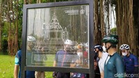 Selama berada di candi ini, mereka dipandu guide sehingga mendapatkan storytelling mengenai sejarahnya baik Candi Mendut maupun Pawon. Bahkan saat sampai di Candi Borobudur, mereka bisa keliling di area zona 2 kawasan Candi Borobudur dengan bersepeda.