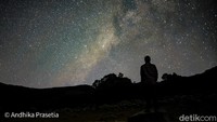 Gunung Gede merupakan salah satu tempat Anda bisa melihat galaksi Bimasakti. Anda bisa menggunakan aplikasi seperti Stellarium (berbayar) untuk melihat posisi dan jam terbaik menyaksikan miliaran bintang ini. (Foto: Andhika Prasetia/detikcom)