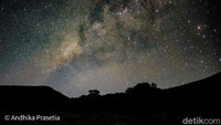 Anda tentunya memerlukan tripod supaya foto tidak goyang. Shutter speed diatur sekitar 15-30 detik, ISO 1600-3200, dan diafragma terbesar (angka terkecil di kamera). (Foto: Andhika Prasetia/detikcom)