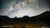 Periode terbaik melihat galaksi Bimasakti adalah di musim kemarau. Faktor penunjang lainnya adalah daerah tersebut bebas polusi udara, polusi cahaya, langit cerah, serta bukan dalam periode bulan purnama. (Foto: Andhika Prasetia/detikcom)