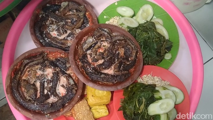 Gurih Pedas! Pecak Belut Legendaris Buatan Warung Bu Niti di Pemalang