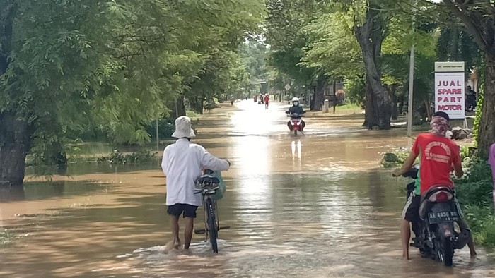 Jalan Desa Tirak Kecamatan Kwadungan ngawi mulai banjir