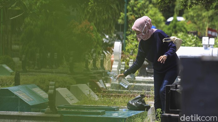 Sejumlah warga mendatangi TPU Pracimalaya, Kota Yogykarta, untuk berziarah Seperti diketahui ziarah makam menjadi salah satu kegiatan yang rutin dilakukan menjelang Ramadhan.