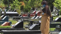 Guna mengantisipasi penyebaran virus Corona, warga yang berziarah menerapkan protokol kesehatan, salah satunya mengenakan masker.