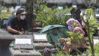 Penampakan sejumlah warga yang berziarah ke makam anggota keluarga mereka menjelang bulan Ramadhan.