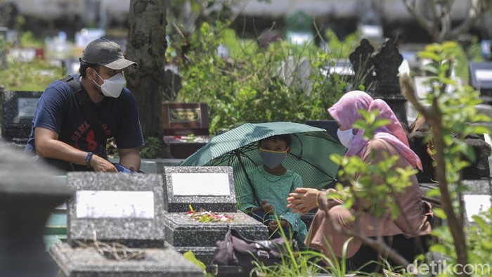 Sejumlah warga mendatangi TPU Pracimalaya, Kota Yogykarta, untuk berziarah Seperti diketahui ziarah makam menjadi salah satu kegiatan yang rutin dilakukan menjelang Ramadhan.