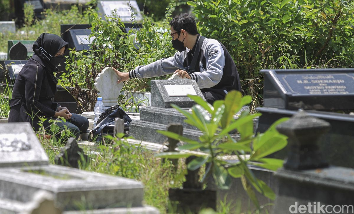 Daftar Doa Untuk Orang yang Meninggal Dunia dan Manfaatnya