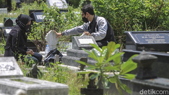 Sejumlah warga mendatangi TPU Pracimalaya, Kota Yogykarta, untuk berziarah Seperti diketahui ziarah makam menjadi salah satu kegiatan yang rutin dilakukan menjelang Ramadhan.