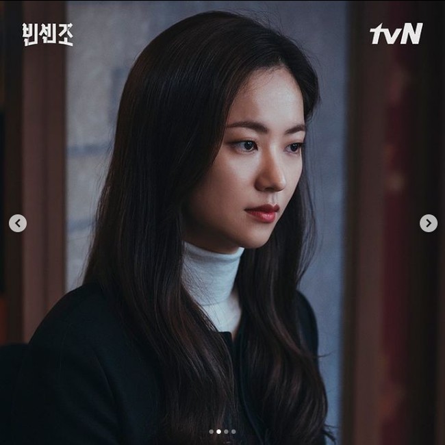 Berlawanan dengan Kim So Hyun, kisah cinta Jeon Yeo Bin sering berujung tragis di drakor hingga disebut “spesialis ditinggal pasangan.” Seperti kisahnya di Be Melodramatic, Vincenzo, A Time Called You, begitu pula di film Netflix, Night in Paradise. Foto: Dok. tvN