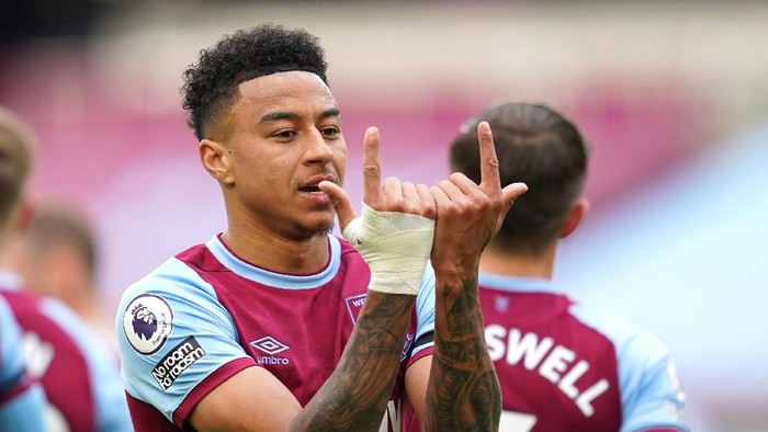 LONDON, ENGLAND - APRIL 11: Jesse Lingard of West Ham United celebrates after scoring their teams first goal during the Premier League match between West Ham United and Leicester City at London Stadium on April 11, 2021 in London, England. Sporting stadiums around the UK remain under strict restrictions due to the Coronavirus Pandemic as Government social distancing laws prohibit fans inside venues resulting in games being played behind closed doors. (Photo by John Walton - Pool/Getty Images)