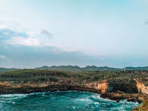 Keindahan Tersembunyi di Pesisir Bumi Pacitan