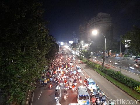 Kerumunan pawai obor di Grogol Jakbar (Tiara Aliya/detikcom)