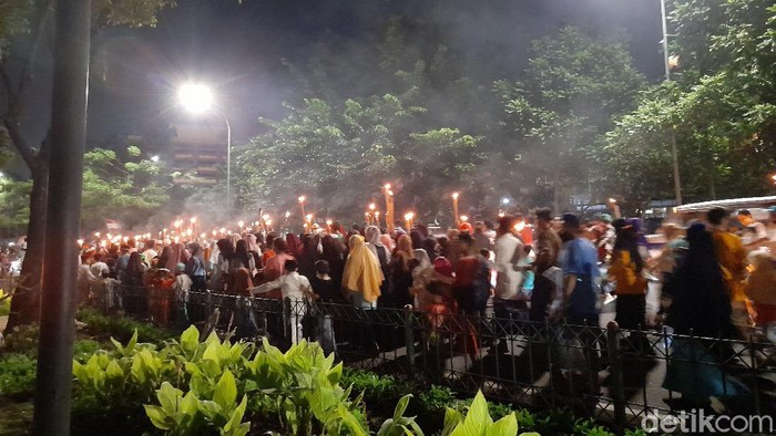 Kerumunan pawai obor di Grogol Jakbar (Tiara Aliya/detikcom)