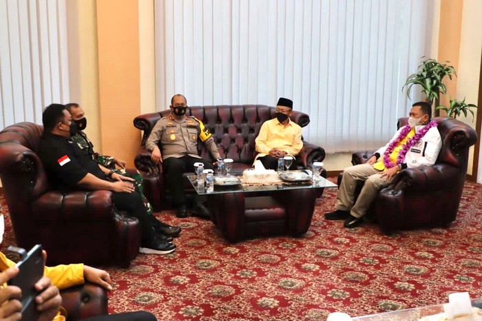 Ketua MPR Bambang Soesatyo bertemu Kapolda Jambi Irjen Pol Rachmad Wibowo, Calon Gubernur Jambi yang diusung Partai Golkar-PDIP Ce Hendra, Ketua DPRD Provinsi Jambi, Danrem dan para tokoh masyarakat di Jambi