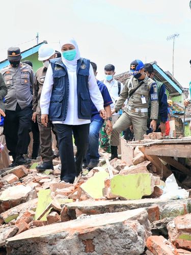 Khofifah Tinjau 3 Lokasi Terdampak Gempa Malang, Pastikan Tempat Pengungsian Memadai