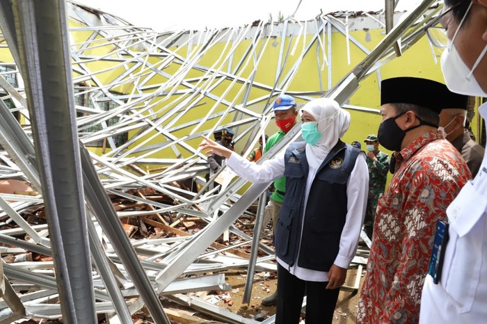 Khofifah Tinjau 3 Lokasi Terdampak Gempa Malang, Pastikan Tempat Pengungsian Memadai