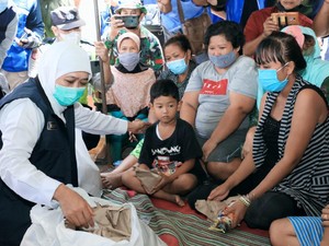 Tinjau 3 Lokasi Terdampak Gempa Malang, Khofifah Pastikan Tempat Pengungsi Memadai