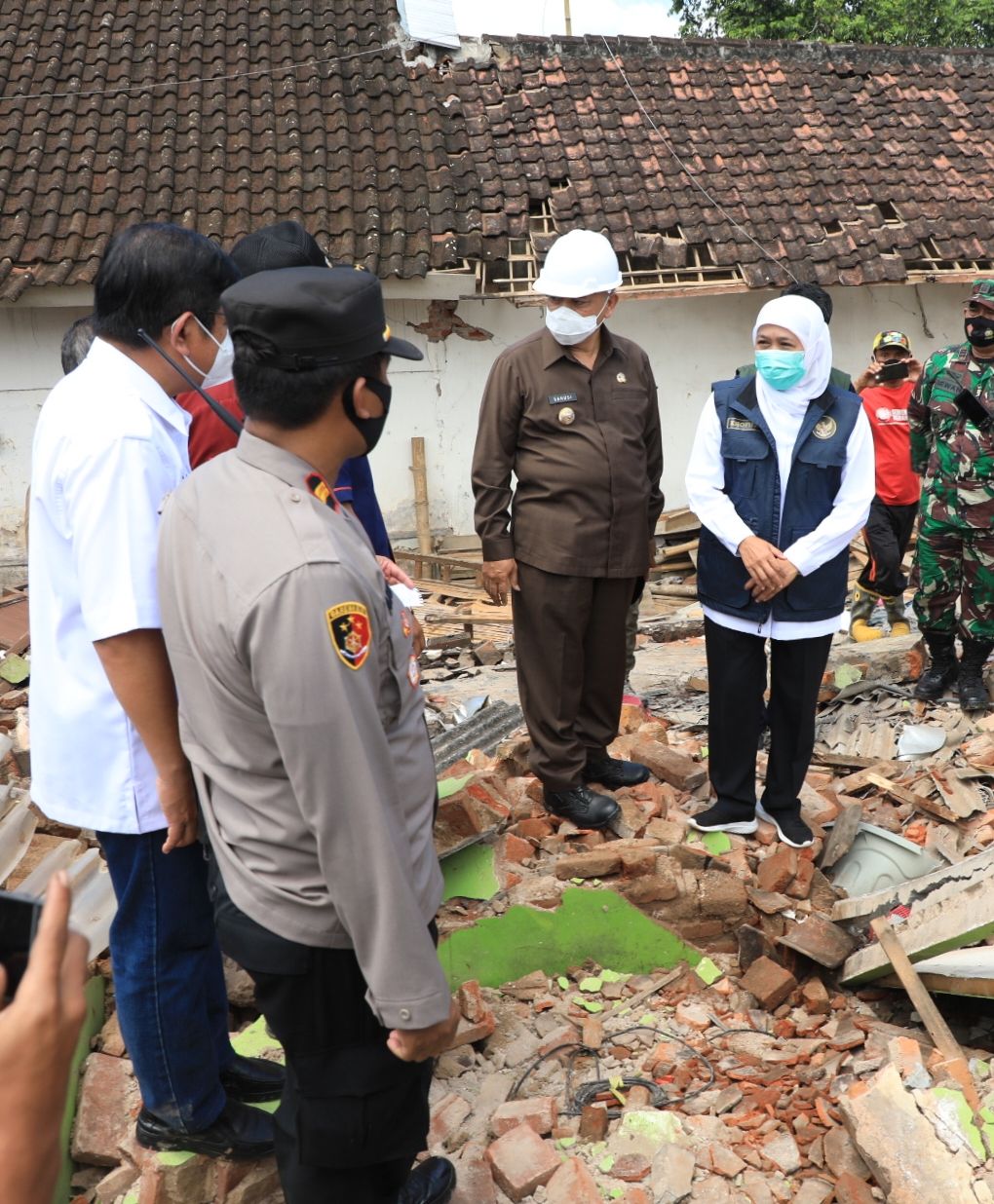 Khofifah Tinjau 3 Lokasi Terdampak Gempa Malang, Pastikan Tempat Pengungsian Memadai