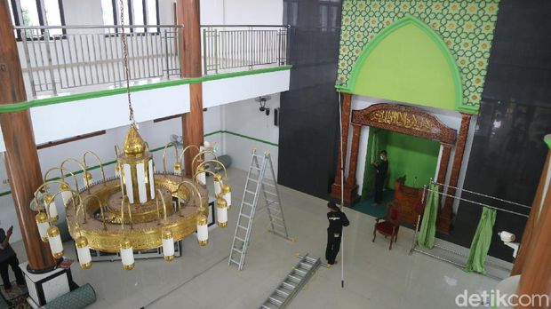 Komunitas RRM Kudus saat membersihkan salah satu masjid di Desa Peganjaran, Kecamatan Bae, Minggu (11/4/2021).