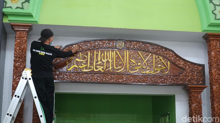 Komunitas RRM Kudus saat membersihkan salah satu masjid di Desa Peganjaran, Kecamatan Bae, Minggu (11/4/2021).