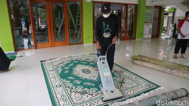 Komunitas RRM Kudus saat membersihkan salah satu masjid di Desa Peganjaran, Kecamatan Bae, Minggu (11/4/2021).