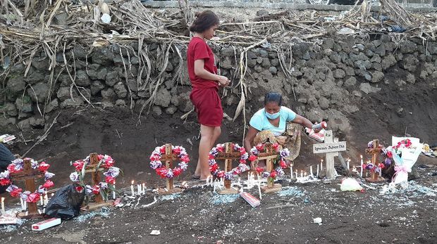 Kuburan massal korban banjir di Desa Neleamadike, Flores Timur, Nusa Tenggara Timur (NTT).