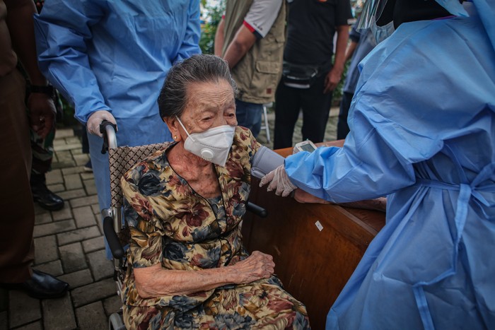 Lansia berusia 102 tahun, Inna Wati yang menerima suntikan vaksin COVID-19 di Puskesmas Poris Plawad, Kota Tangerang, Banten, Minggu (11/4/2021). Salah satu warga lanjut usia tertua di Indonesia mengikuti vaksinasi COVID-19 dalam kondisi sehat dan berharap dapat memotivasi masyarakat untuk tidak takut mengikuti program vaksinasi COVID-19 yang dicanangkan pemerintah. ANTARA FOTO/Fauzan/rwa.