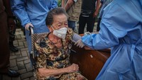 Salah satu warga lanjut usia tertua di Indonesia mengikuti vaksinasi COVID-19 dalam kondisi sehat dan berharap dapat memotivasi masyarakat untuk tidak takut mengikuti program vaksinasi COVID-19 yang dicanangkan pemerintah.