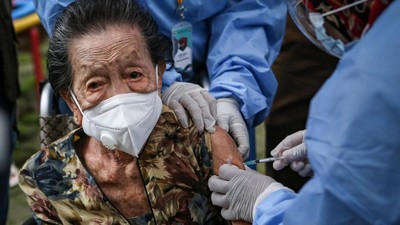 Foto: Nenek Usia 102 Tahun di Tangerang Ikut Vaksin Corona