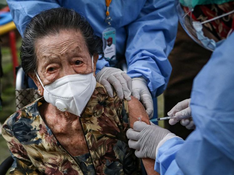 Foto: Nenek Usia 102 Tahun di Tangerang Ikut Vaksin Corona