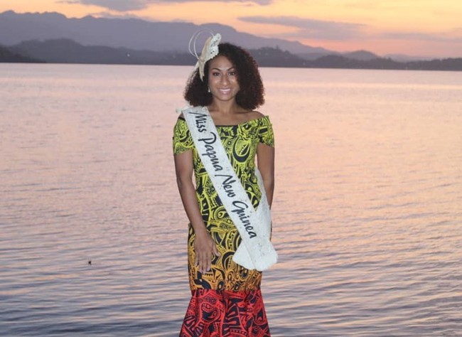 Video joget Lucy menimbulkan kontroversi bahkan memicu sejumlah komentar yang mengarah pada pelecehan seksual. Tak lama setelah postingan yang kini sudah dihapus itu jadi perhatian publik, mahkota Miss Papua New Guinea 2019-2020 tersebut dicopot oleh komite Miss Pacific Islands Pageant Papua New Guinea (MPIP PNG). Foto: Instagram @lucymaino_misspng19