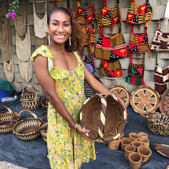 Ia dipilih sebagai Miss Papua New Guinea juga sebagai perwakilan budaya negara dan berperan mengadvokasi wanita sejak 2019. Selama 2020, Lucy meneruskan perannya selagi belum terpilih ratu kecantikan baru karena pandemi Corona. Foto: Instagram @lucymaino_misspng19