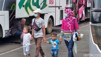Tak sedikit warga yang tiba di Terminal Cicaheum datang ke Bandung untuk merayakan momen hari pertama puasa bersama anggota keluarga.