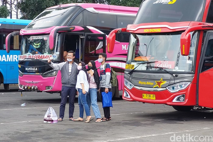 Terminal Cicaheum, Kota Bandung, mulai didatangi oleh warga dari luar kota. Tak sedikit warga yang datang untuk merayakan hari pertama puasa bersama keluarga.