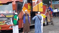 Meski demikian, Roni tak menjelaskan jumlah penumpang yang datang dan pergi menggunakan bus di Terminal Cicaheum.