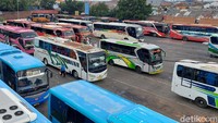 Terminal Cicaheum, Kota Bandung, mulai didatangi oleh warga dari luar kota, Minggu (11/4/2021).