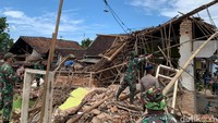 Usai peninjauan, Khofifah memberikan sejumlah bantuan bahan pokok kepada korban terdampak gempa yang ada di 3 kecamatan tersebut. Selain itu, Khofifah juga memberikan santunan kepada ahli waris korban meninggal dunia di Kecamatan Ampel Gading.
