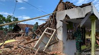 Mantan Mensos RI ini menyatakan, saat ini proses evakuasi korban gempa menjadi prioritas utama. Terutama pada bangunan rumah yang roboh/hancur serta fasilitas umum. Terkhusus, dirinya meminta relawan untuk segera memperbaiki tempat ibadah masjid, musala yang rusak ringan. Pasalnya, beberapa hari ke depan akan memasuki bulan Ramadhan.