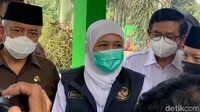 Gubernur Jawa Timur Khofifah Indar Parawansa meninjau tiga lokasi terdampak gempa Malang M 6,1. Di antaranya di Kecamatan Turen, Dampit, dan Ampel Gading, Minggu (11/4/2021).