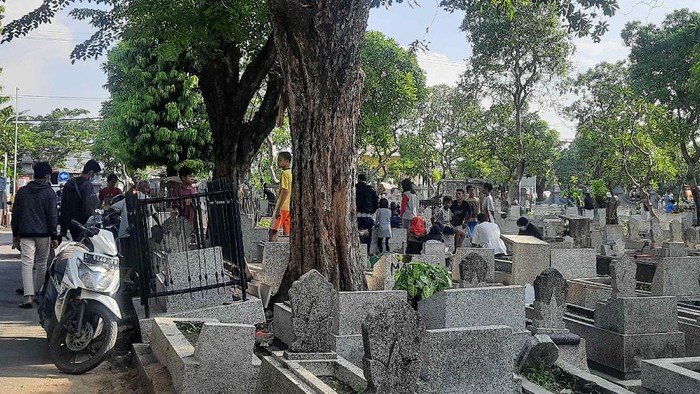 nyekar jelang ramadhan di makam rangkah