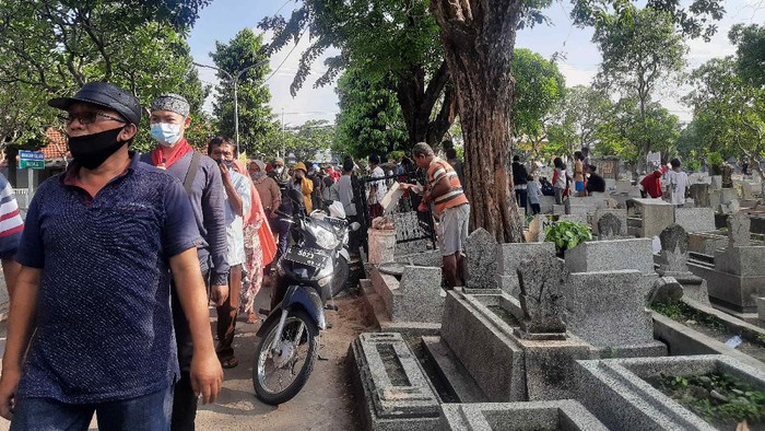 nyekar jelang ramadhan di makam rangkah