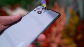 Oppo tidak mau ketinggalan menawarkan HP dengan kamera terbaik lewat Oppo Find X3 Pro. Ada kamera 50MP wide angle, 50MP ultra wide, keduanya dengan sensor Sony IMX 766, 13MP telefoto, 3MP lensa mikroskop dengan zoom 60x, dan layar 120Hz. Foto: OPPO