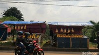 Salah satu pedagang, Adi mengatakan sejak puluhan tahun lalu, warga menjajakan timun suri di lapak-lapak dadakan mulai menjelang Bulan Ramadhan hingga hari lebaran di sepanjang Jalan Raya Kemang-Bogor.  
