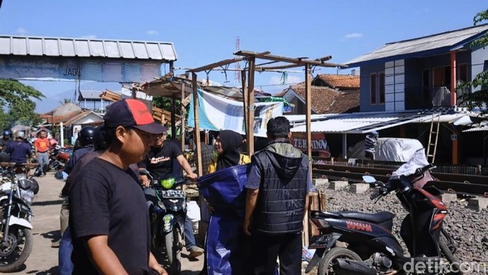 Petugas gabungan tertibkan pedagang yang berjualan di samping rel