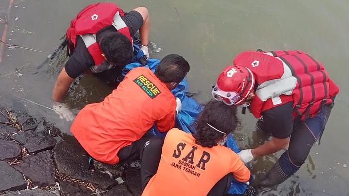 Petugas mengevakuasi jasad korban di Waduk Kembangan, Sragen, Minggu (11/4/2021).