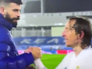 Barcelona Keok di El Clasico: Pique Protes pada Wasit, Diledek Modric